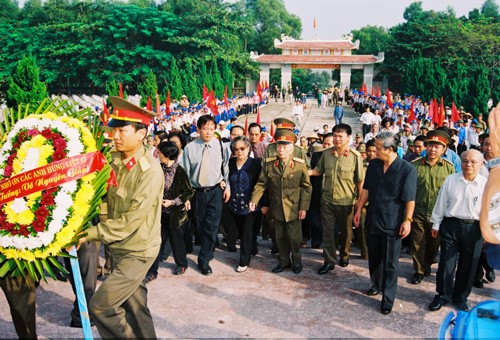 Đại tướng về thăm quê hương và viếng nghĩa trang Lệ Thuỷ, Quảng Bình, năm 2004.